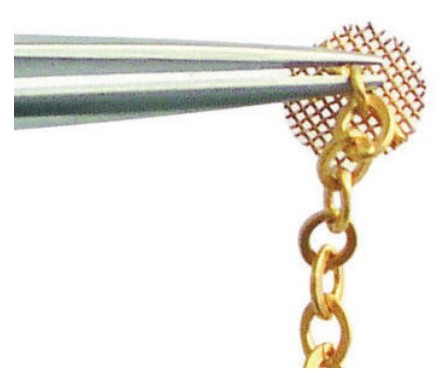 Figure 2A: The tips of a mini tweezer fit perfectly into the swivel providing a secure hold and precise placement of the Gold Mesh Disk